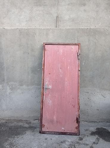 Dəmir qapı rəngə ehtiyac var yaxşı vəziyyətdədir, qalın materialdır