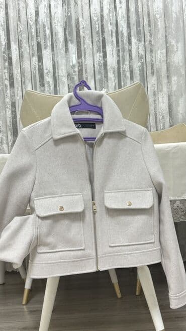 jaketler qadin ucun: ZARA qadın jaketi - Model: qısa kəsimli, klassik yaxalı - Rəng: açıq — 2