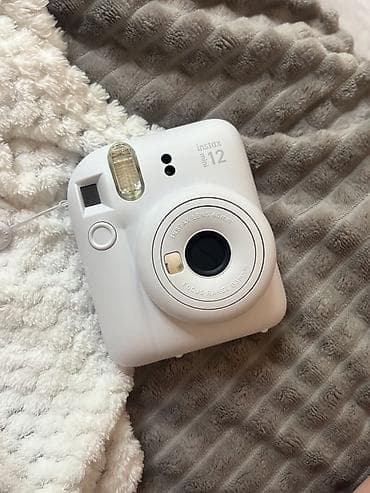 Fujifilm Instax Mini 12 ani fotoaparatı – kompakt və istifadəsi asan