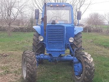 Mavi rəngdə universal təkərli traktor - Güclü dizel mühərriki