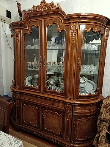 Klassik üslubda böyük vitrin-bufet - Material: təbii ağac əsaslı at lalafo.az Klassik üslubda böyük vitrin-bufet - Material: təbii ağac əsaslı