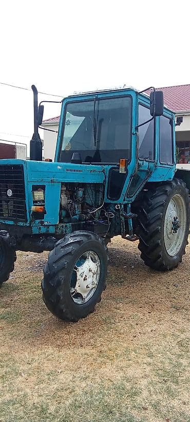 avto 312: Mavi rəngli universal təkərli traktor - Korpus: kabinalı, geniş ön — 4