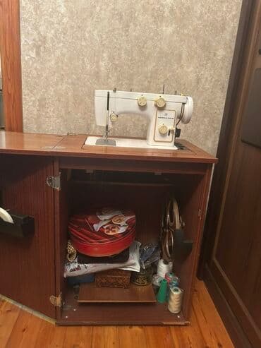 qoz bisiren aparat: Tikiş maşını olan qatlanan kabinet - Klassik taxta tikiş kabineti — 2