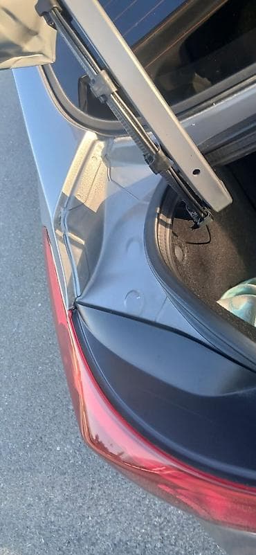 islenmis hyundai avtomobilleri satisi: Hyundai Elantra sedan - Korpus: 4 qapılı sedan, gümüşü rəng - Kuzov — 6