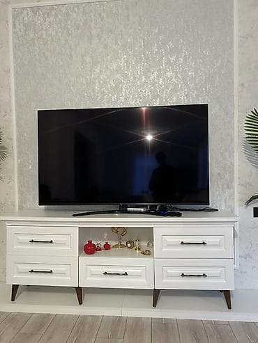 qranit pol: Düz TV altlığı, Polkalı — 1