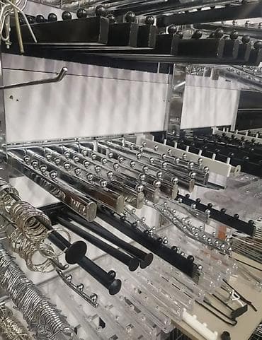 Mağaza və butiklər üçün metal vitrin asqıları və aksesuarları təqdim