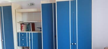 стол для наращивания ногтей: Mavi və bej rənglərdə olan bu böyük divar mebeli, geniş saxlama həcmi — 2