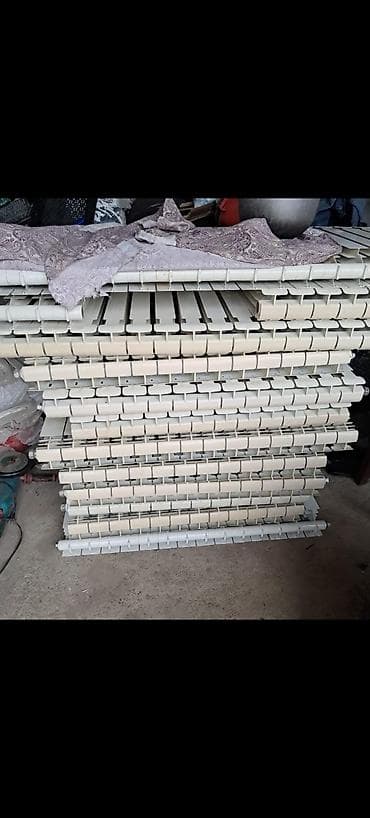 Radiatorlar satilir.Qalin materialdandir.Az işlenmiş