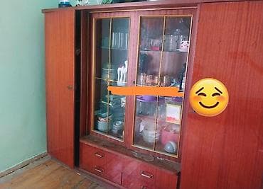 - Taxta qonaq otağı servantdolabı - Ön hissədə şüşə vitrin: iki