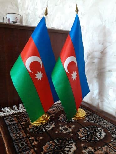 Bayraqlar. Masa üstü 1 ədədi - 8 man. Qəbələ - 3 man türk - cütü