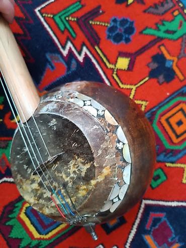 sədəfli tar: Kamança Xüsusiyyətlər: - 11 simli klassik Azərbaycan tarı - — 3