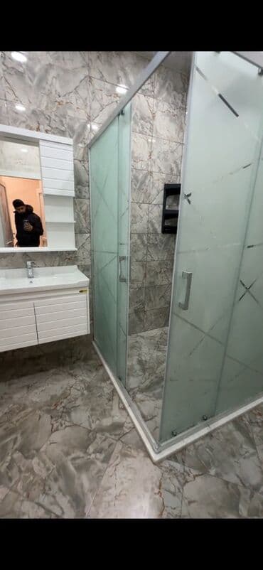 Kirayə mənzillər: Satılır: geniş daxili planlı, işıqlı mənzil/ev Xüsusiyyətlər: - Geniş — 5