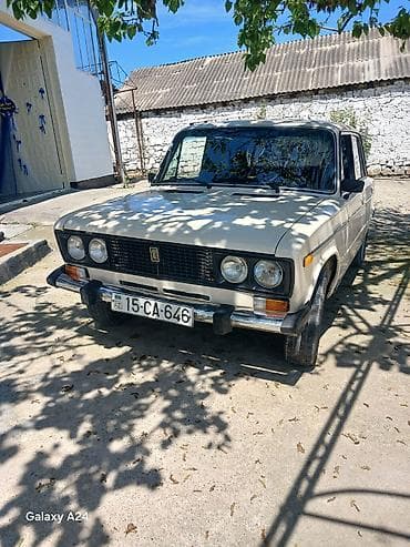 VAZ 2106 sedan – klassik dizaynlı, ağ rəngdə. 4 qapı, arxa ötürücülü