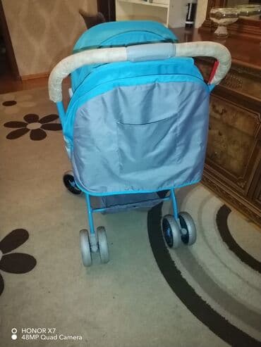 Qoruyucu plyonka və şüşələr: Uşaq arabası – qatlanan, 4 cüt təkərli, mavi/boz rəng. Xüsusiyyətlər — 4