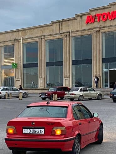 фольксваген пассат 1 8 турбо: Qırmızı rəngli sedan avtomobil Xüsusiyyətlər: - Korpus: 4 qapılı — 8