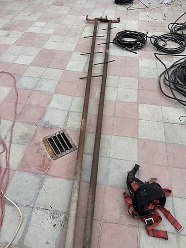 alet: Metal dirəklə qalxma nərdivanı və təhlükəsizlik qurşağı dəsti. - — 1