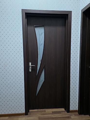 Qapi sayi: 4 ədəd Daxili qapılar – tünd qəhvəyi rəngdə, şüşə dekorlu