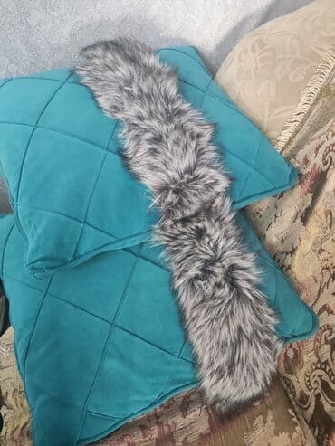 kəsilmiş əl şəkilləri: Palto üçün xəzlər qara rəngli - 45 manat,boz rəngli. -10 manat sarı — 4