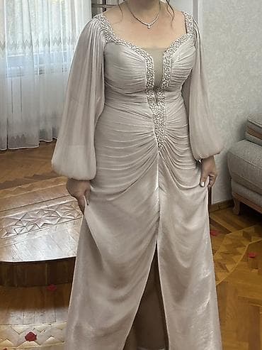 Paltar 42-44 ölçüyə uygun gəlir. 600 manata alınıb. 1 defe geyinilib