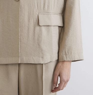 Bej rəngli qadın blezeri - Kəsim: rahat, düz siluet; arxa hissədə