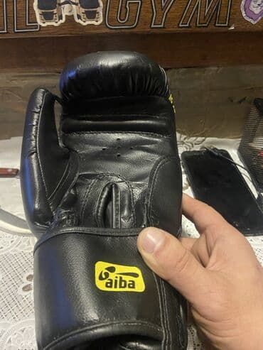 İdman çantaları: Məhsul: Adidas boks əlcəkləri (cüt) Xüsusiyyətlər: - Rəng: qara/sarı — 4
