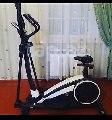 CD, DVD disklər və kassetlər: Qara və ağ rənglərdə olan elliptik trenajor. Oturacağı var və evdə — 1