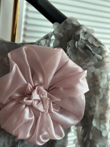 boz rəngli karandaş ətək: Atelyede 200 azne tikilib,hec geyinilmeyib,s ve m razmere uygundu — 2