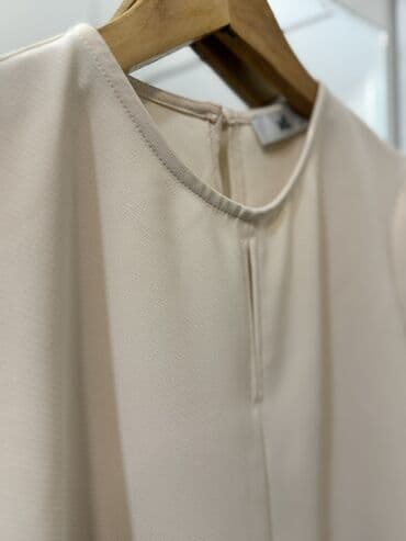 düyməli: Bej rəngli qadın bluzası - Klassik dairəvi yaxa - Ön hissədə vertikal — 2