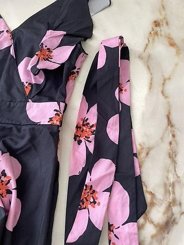 tikilme paltar modelleri instagram: Qara əsaslı, iri çəhrayı çiçək naxışlı qadın donu - Model: V-yaxa — 4