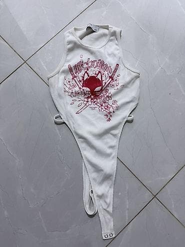 formasi: Ağ rəngli qadın bodisi – qolsuz, dəyirmi yaxalı. Ön hissədə qırmızı — 2