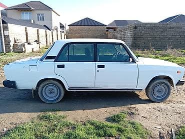 Nəqliyyat: Lada 2107, ağ rəng, sedan kuzov. - 4 qapı, 5 nəfərlik salon - Ön və — 2