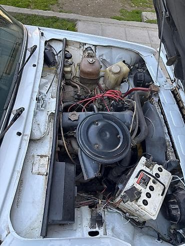 aftamabilər: VAZ 2107 sedan – klassik ağ rəngdə, 4 qapılı kuzov. Texniki — 8