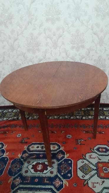 Qonaq otağı üçün, Açılmayan, Oval masa