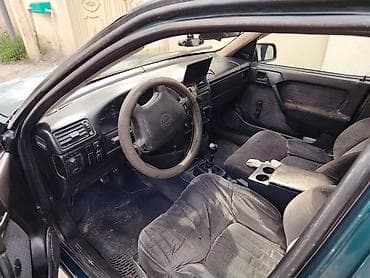 bemve ef 10: Opel sedan, mavi rəng. 4 qapı, lyuklu dam. Mexaniki sürətlər qutusu — 2