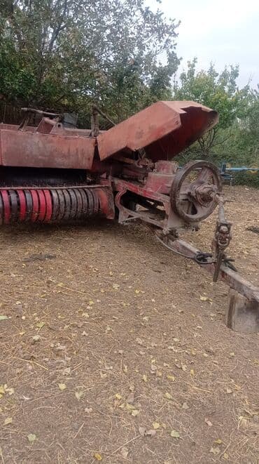 təkər traktor: Belarus MTZ tipli traktor - Korpus: kabinəli, mavi-qara rəng sxemi — 11