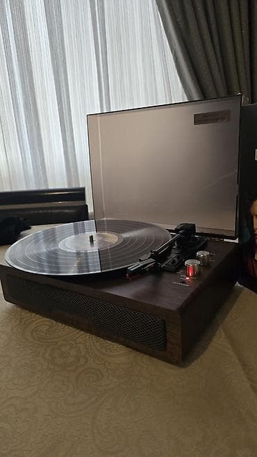 Musiqi həvəskarları üçün retro dizaynlı vinil pleyer/turntable