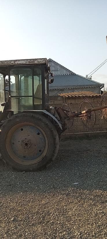 Traktor + ot yığan çarxlı mala - Kabinli, böyük arxa təkərli kənd