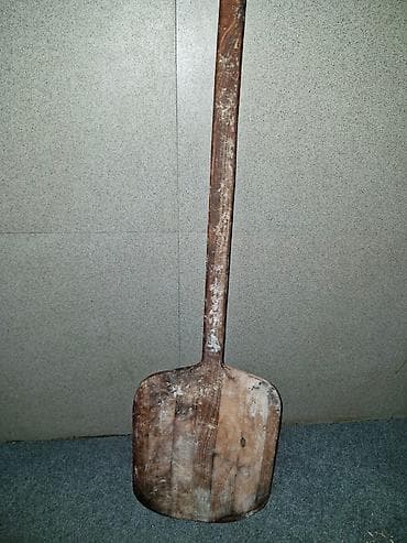 Bu, uzun qulplu, dayanıqlı taxta soba kürəyidir. Geniş, yastı başlığı