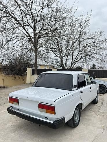 disklər təkərlər: VAZ 2107 sedan – klassik dizaynlı, ağ rəngdə. Texniki və dizayn — 5