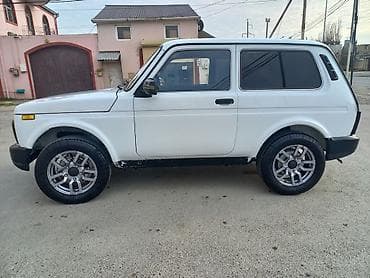 qoşqu ev: Avtomobil: Lada Niva (VAZ-2121), ağ rəng, 3 qapılı kuzov — 5