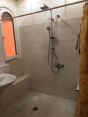 Mənzillər: 6mkr., Nəsimi metrosunun yanında 5/3, 1 otaqlı ev kirayə verilir. Evdə — 3