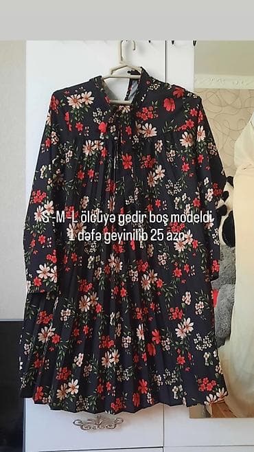 elbiseler: Qadın paltarı – qara fon üzərində çoxrəngli çiçək naxışlı, geniş (boş) — 1