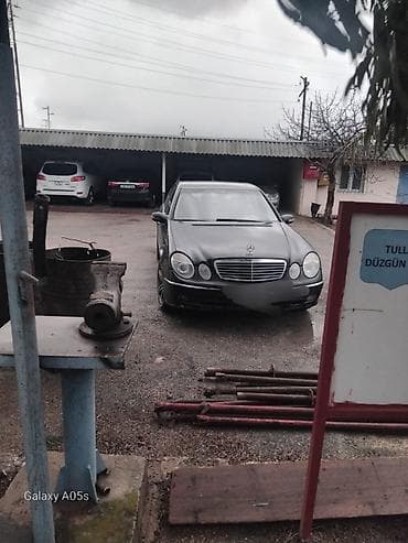 Mercedes-Benz E-Class: 2.7 l | 2004 il Sedan