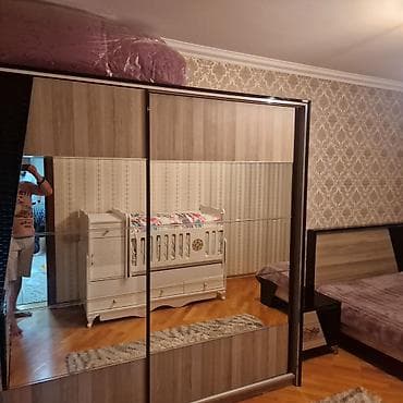 kredit evler baki: Tam mebelli 2 otaqlı mənzil interyeri - Zal: yumşaq dəst (divan və — 7