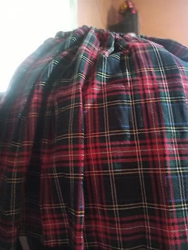 Ətəklər: Qırmızı-qara rənglərdə klassik “tartan” naxışlı ətək. Cox az iki üç — 1