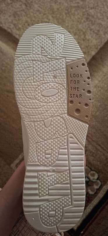 Səndəl və şəp-şüplər: Ağ/krem rəng palitrasında uniseks idman ayaqqabısı. - Üst hissə — 4