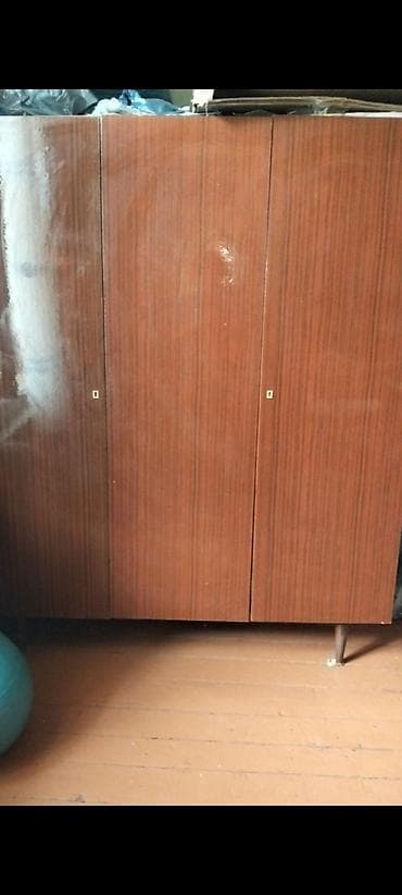 taxta ref: Mebel: Üçqapılı geyim dolabı Təsvir: - Klassik dizaynlı, taxta — 1