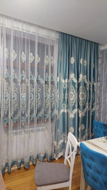 sadə pərdələr: Mavi və ağ rənglərdə, zərif naxışlarla bəzədilmiş pərdələr dəsti — 2