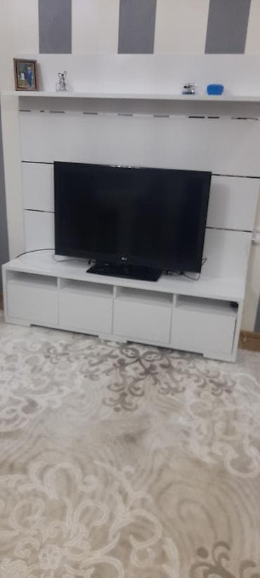 Düz TV altlığı, Polkalı, Laminat