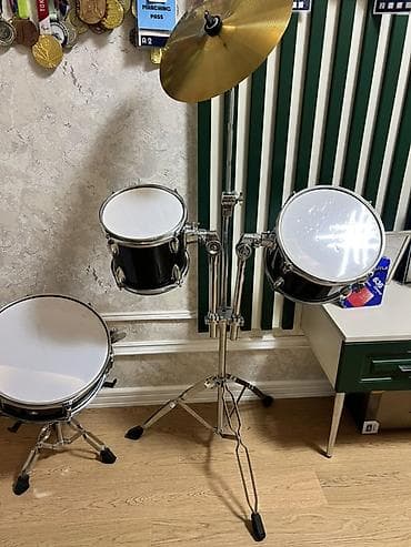 Музыкальные инструменты: Uşaq/təcrübə üçün kompak tərkibli zərb aləti dəsti Tərkib: - Bass — 6